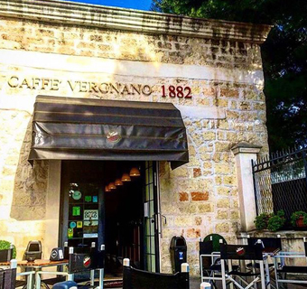 Eingangsbereich des Café Vergnano seit 1882 in Italien