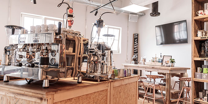 Verkostungs- und Showroom von Fortezza Espresso mit Siebträgermaschine und Espressomühle