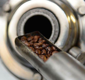 Kaffeeproben-Schaufel bzw. Smapler von Fortezza Espresso mit gerösteten Kaffeebohnen