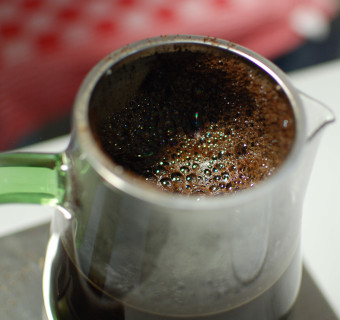 Frisch zubereiteter Kaffee in einer Kaffeekanne
