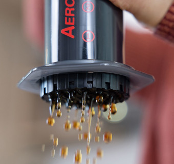 Ein AeroPress Go Coffee Maker in der Benutzung