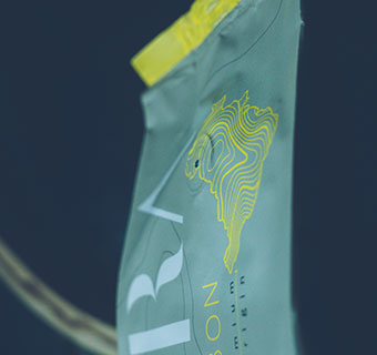 hellgraue Produktverpackung von Bazzara mit gelben umrissen von Süd-Amerika