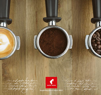 Drei Siebträger die mit Espressobohnen, Espressomehl und Latte Art gefüllt sind